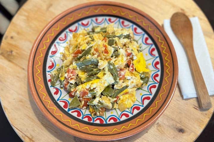 Plated eggs and nopal recipe