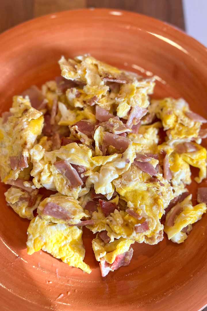 scrambled-eggs-and-ham-on-a-plate.