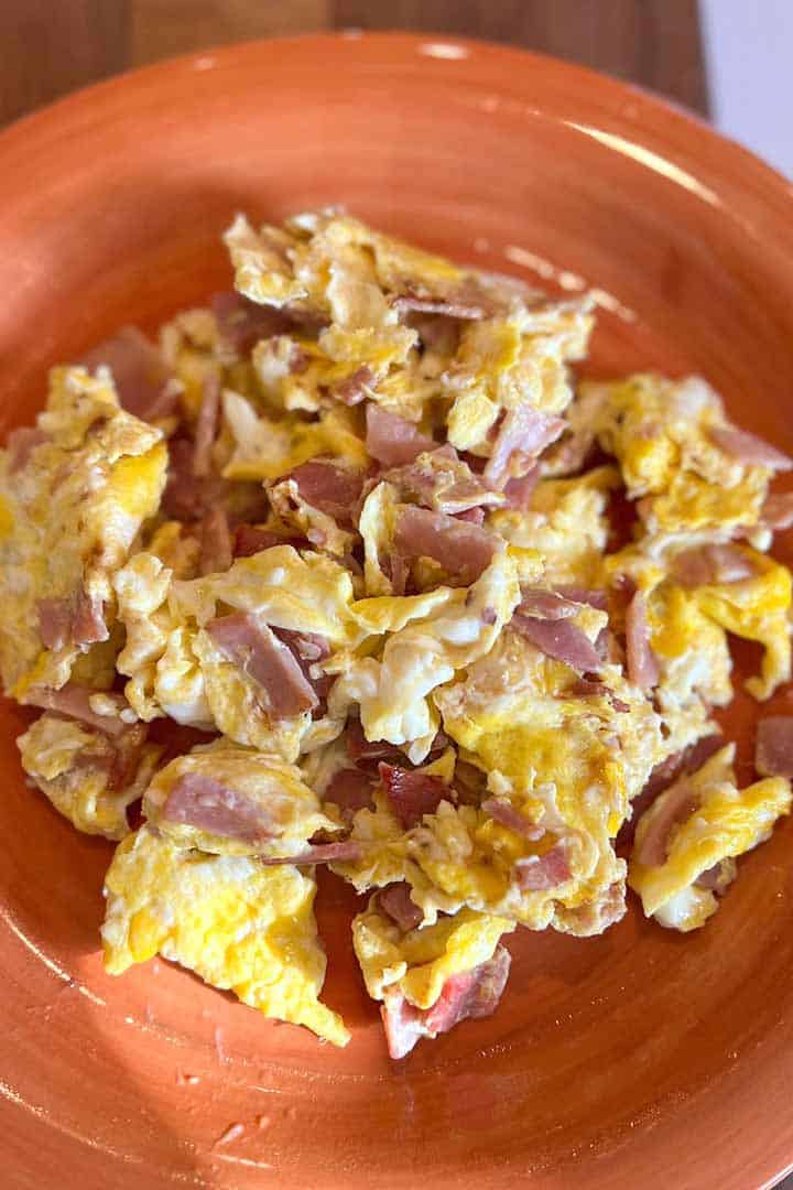 scrambled-eggs-and-ham-on-a-plate.